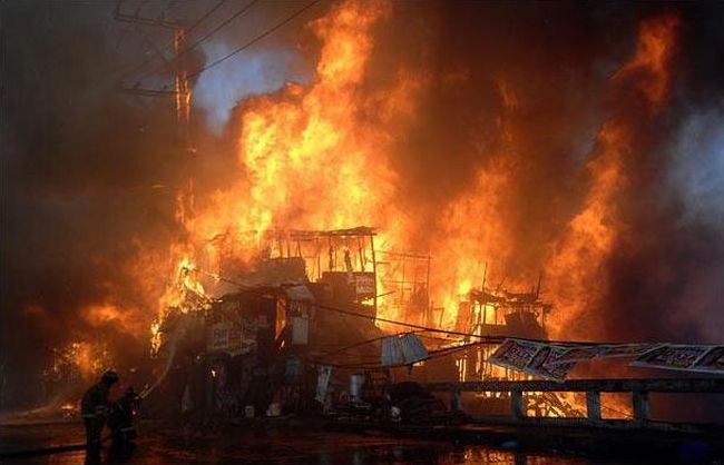 A terrible fire engulfed the slums in the Philippines - 16