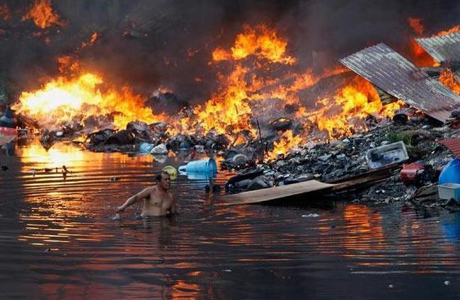 A terrible fire engulfed the slums in the Philippines - 17