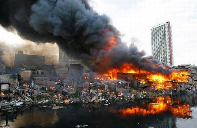 A terrible fire engulfed the slums in the Philippines - 18
