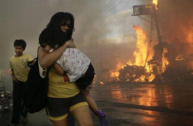 A terrible fire engulfed the slums in the Philippines - 19
