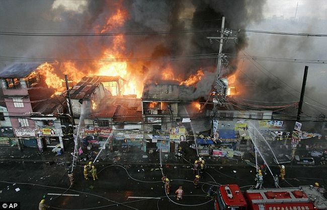 A terrible fire engulfed the slums in the Philippines - 22