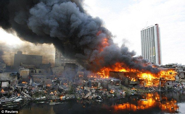 A terrible fire engulfed the slums in the Philippines - 23