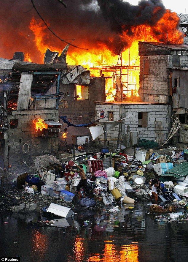 A terrible fire engulfed the slums in the Philippines - 24