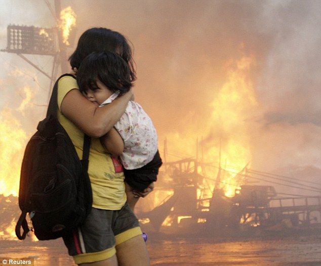 A terrible fire engulfed the slums in the Philippines - 25