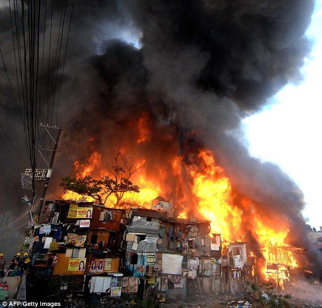 A terrible fire engulfed the slums in the Philippines - 26