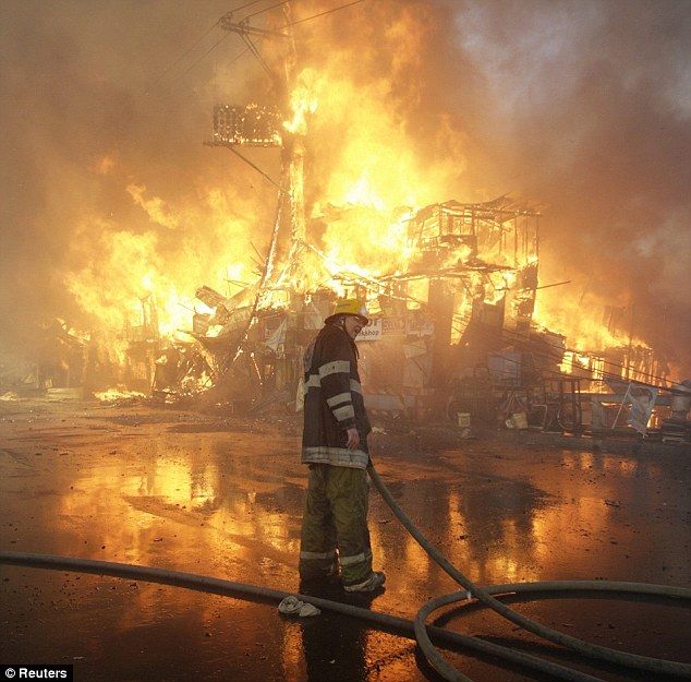 A terrible fire engulfed the slums in the Philippines - 27
