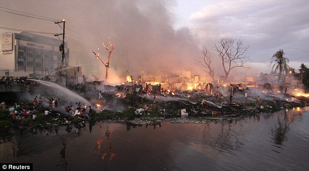 A terrible fire engulfed the slums in the Philippines - 28