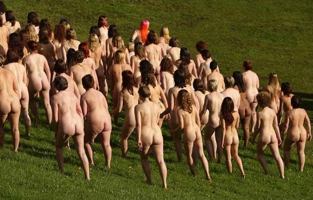 A thousand people got naked in the name of art - 02