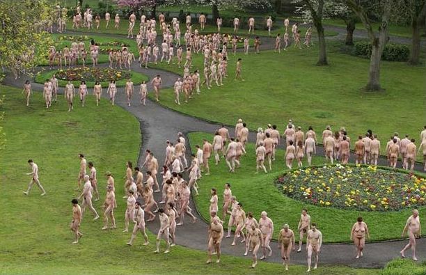 A thousand people got naked in the name of art - 05