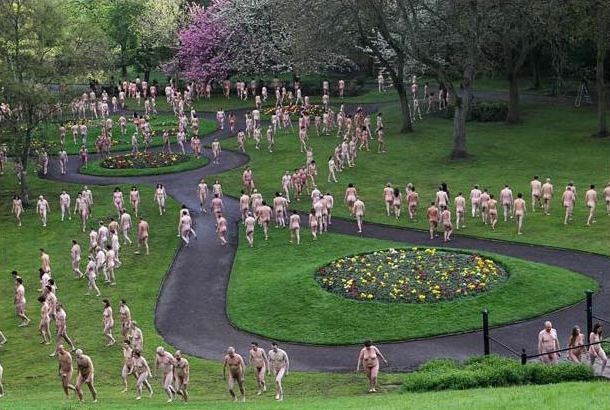 A thousand people got naked in the name of art - 08