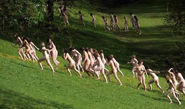 A thousand people got naked in the name of art - 09
