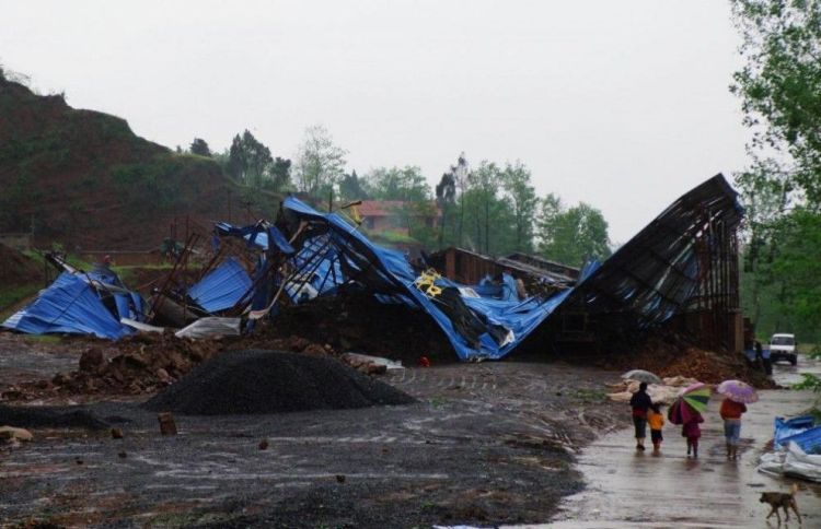 A powerful hurricane hit China - 01