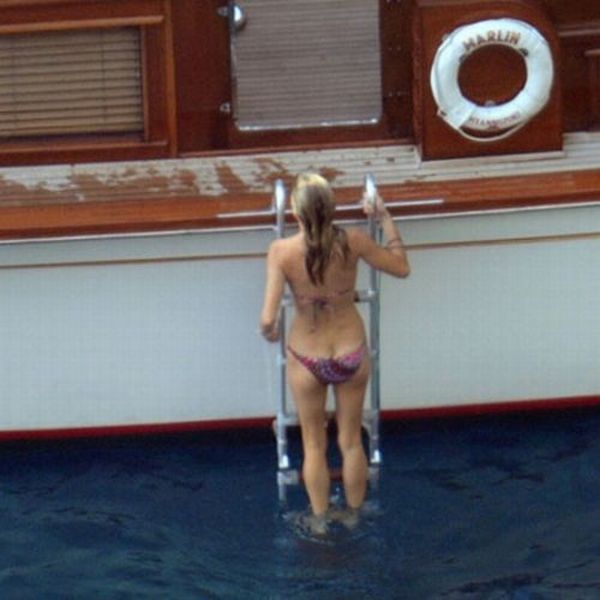 A glance at celebrity butt cracks - 06