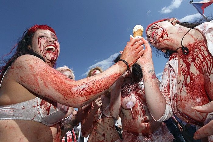 Bloody zombies in Cannes - 21