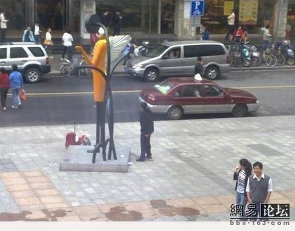 OMG! She did it right in the middle of the street! - 01