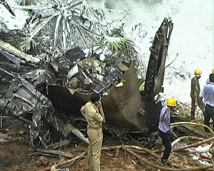 Plane crash in India - 02