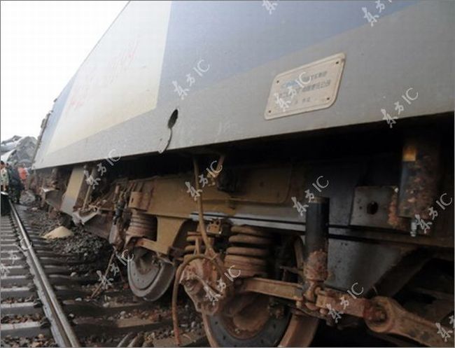 A passenger train derailed In China - 02