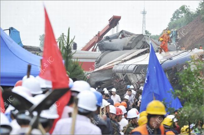 A passenger train derailed In China - 13