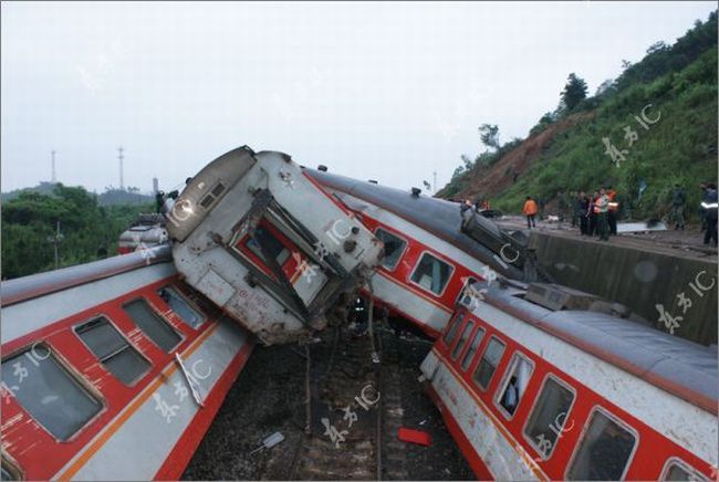 A passenger train derailed In China - 22
