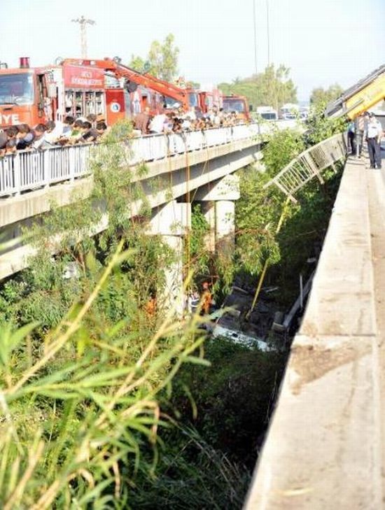 A bus carrying tourists fell from a 15-meter bridge - 01