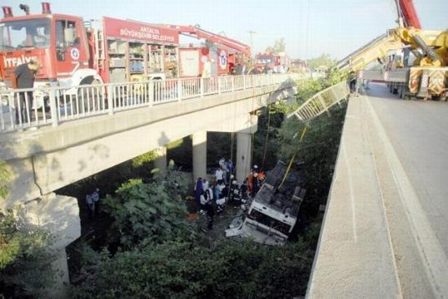 A bus carrying tourists fell from a 15-meter bridge - 02