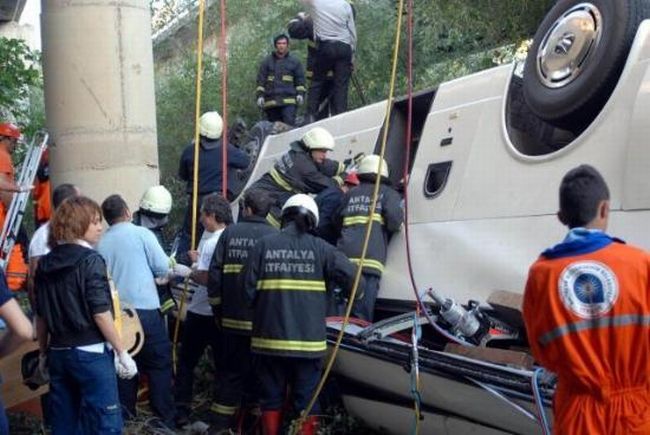 A bus carrying tourists fell from a 15-meter bridge - 05
