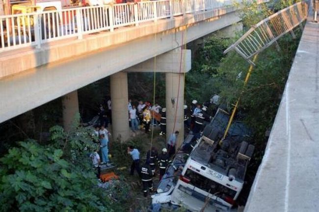 A bus carrying tourists fell from a 15-meter bridge - 06