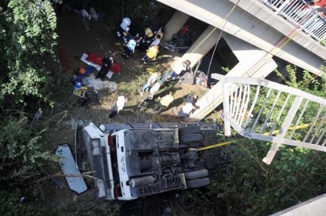 A bus carrying tourists fell from a 15-meter bridge - 07