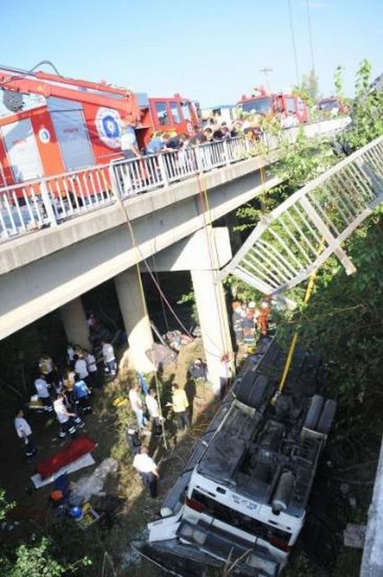 A bus carrying tourists fell from a 15-meter bridge - 08