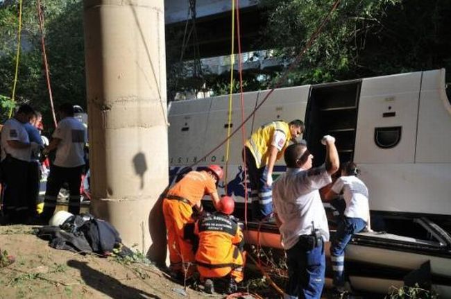 A bus carrying tourists fell from a 15-meter bridge - 09