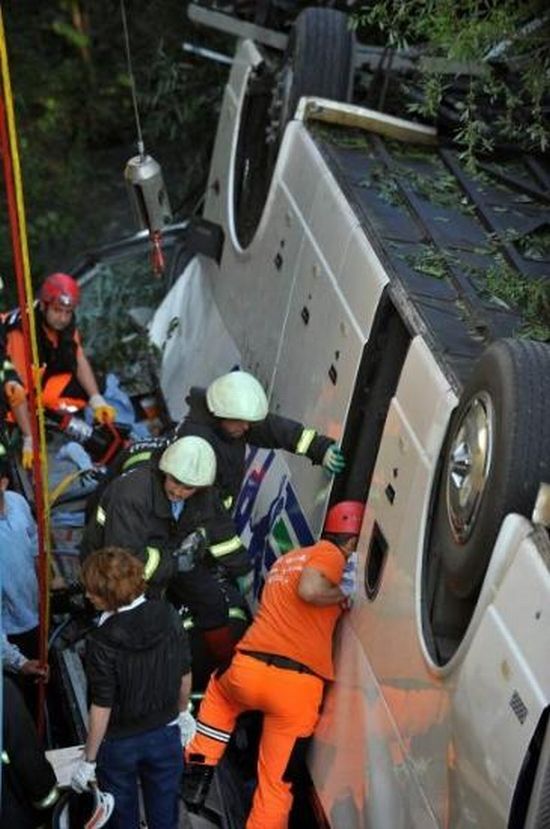 A bus carrying tourists fell from a 15-meter bridge - 10