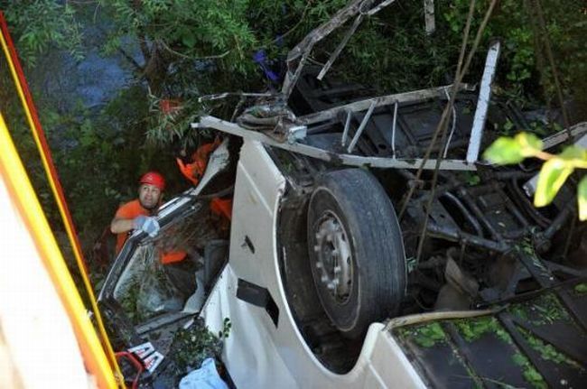 A bus carrying tourists fell from a 15-meter bridge - 12