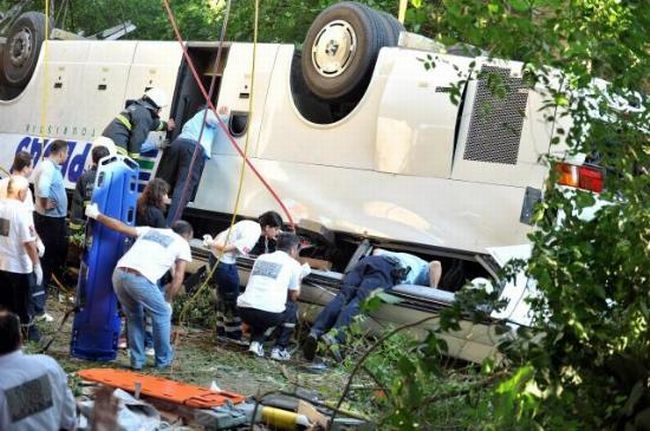 A bus carrying tourists fell from a 15-meter bridge - 13