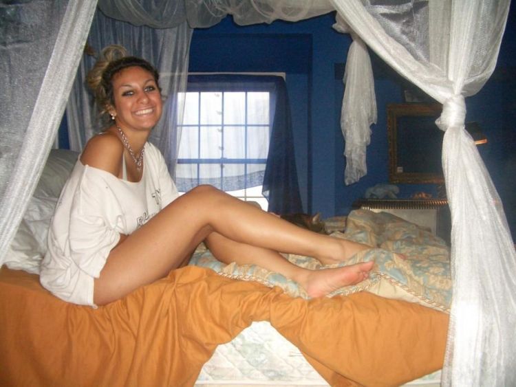 Funny girl poses in her room - 02