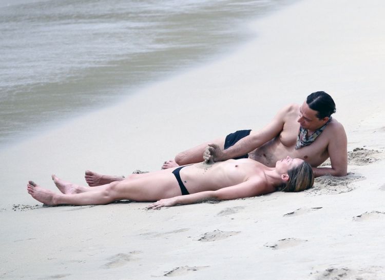 Other topless photos of Kate Moss on holidays - 01