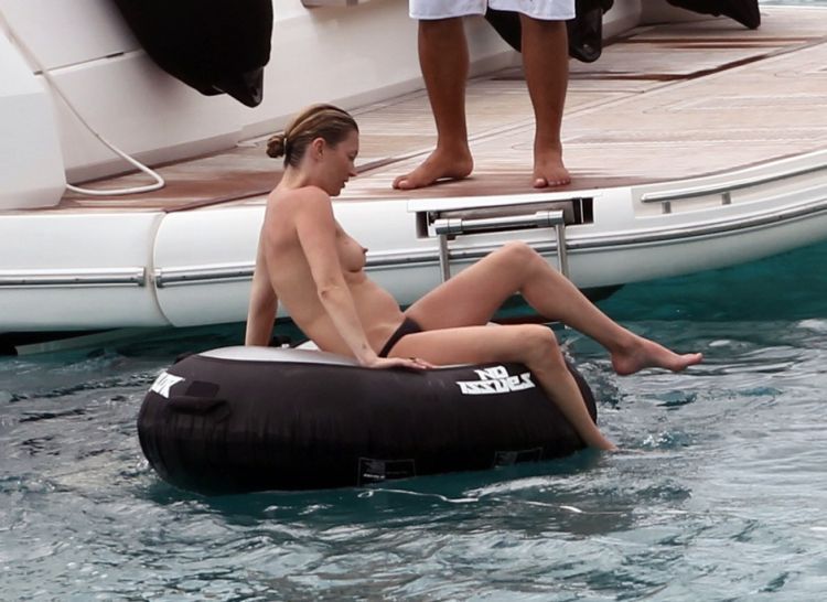 Other topless photos of Kate Moss on holidays - 04