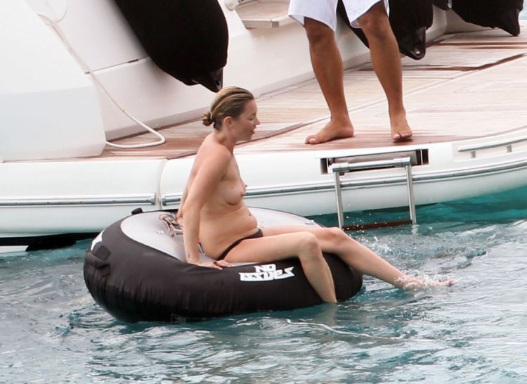 Other topless photos of Kate Moss on holidays - 05