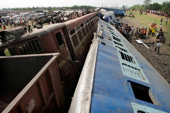 A terrorist group made a train collision in India - 02