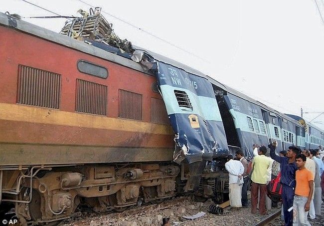 A terrorist group made a train collision in India - 04