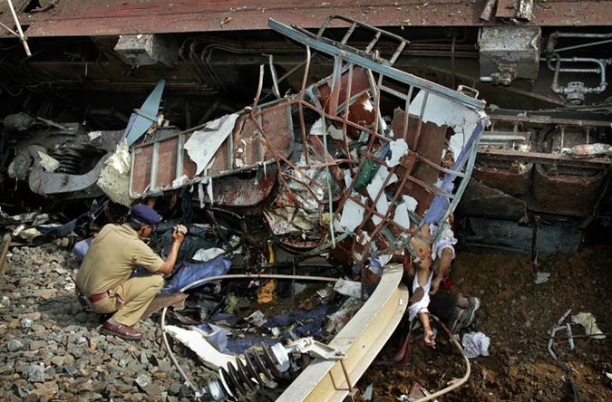 A terrorist group made a train collision in India - 13