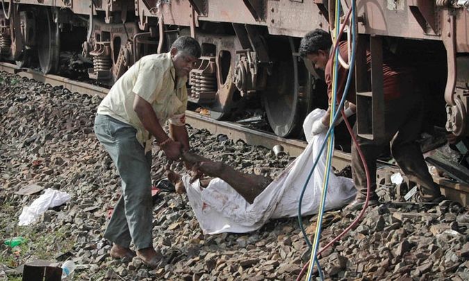 A terrorist group made a train collision in India - 15