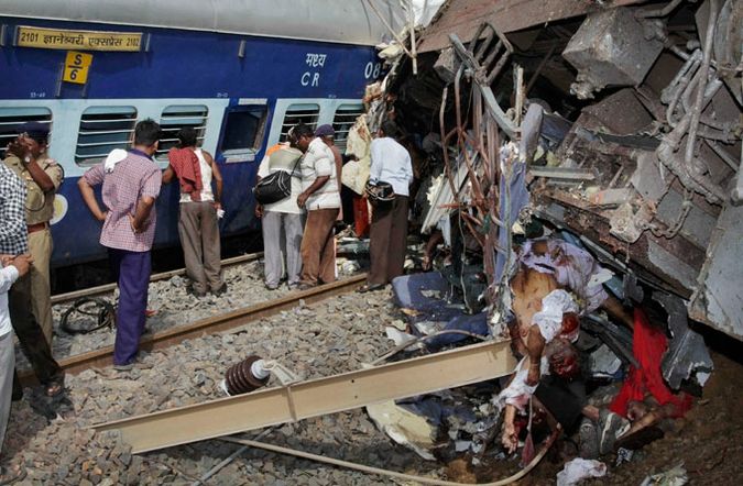 A terrorist group made a train collision in India - 16