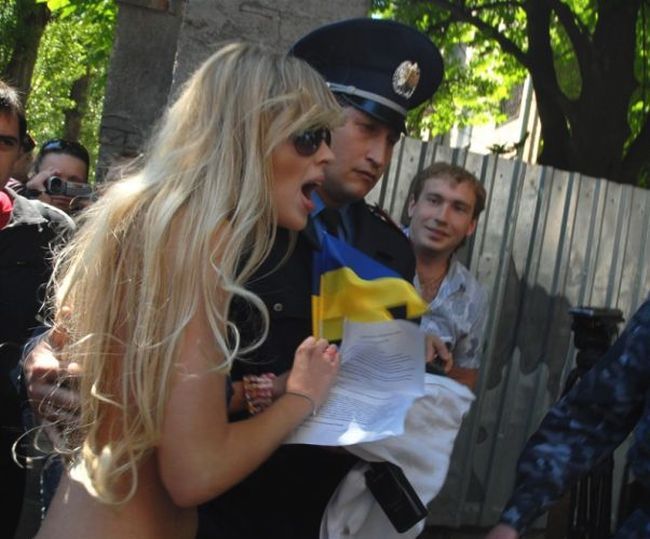 Activists from Femen and "blue buckets" (10 pics) Activists from Femen and "blue buckets" (10 pics)