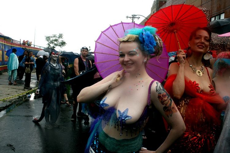 Parade of mermaids in New York - 09
