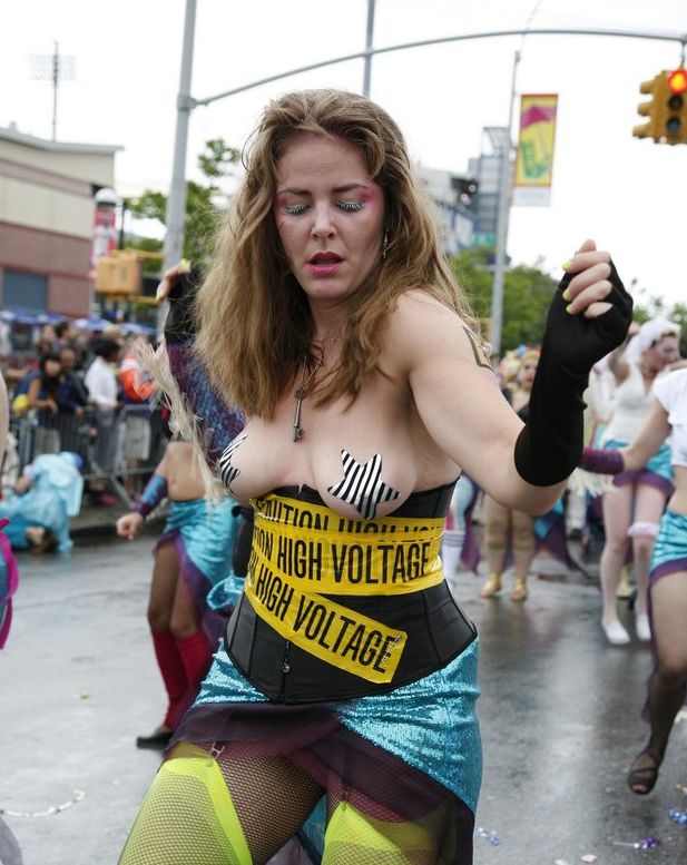 Parade of mermaids in New York - 12