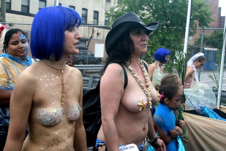 Parade of mermaids in New York - 29