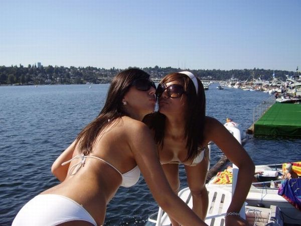 Girls, bikinis and boats - the best symbols of the summer - 30