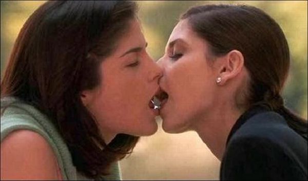 Best lesbian kisses of celebrities - 03