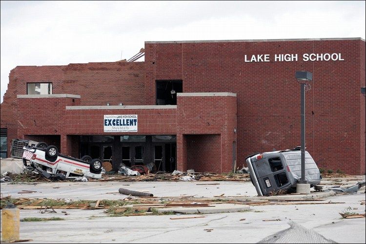 A powerful tornado hit Ohio and Michigan - 11