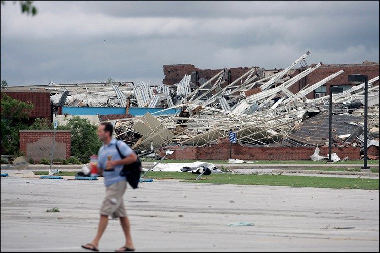 A powerful tornado hit Ohio and Michigan - 13